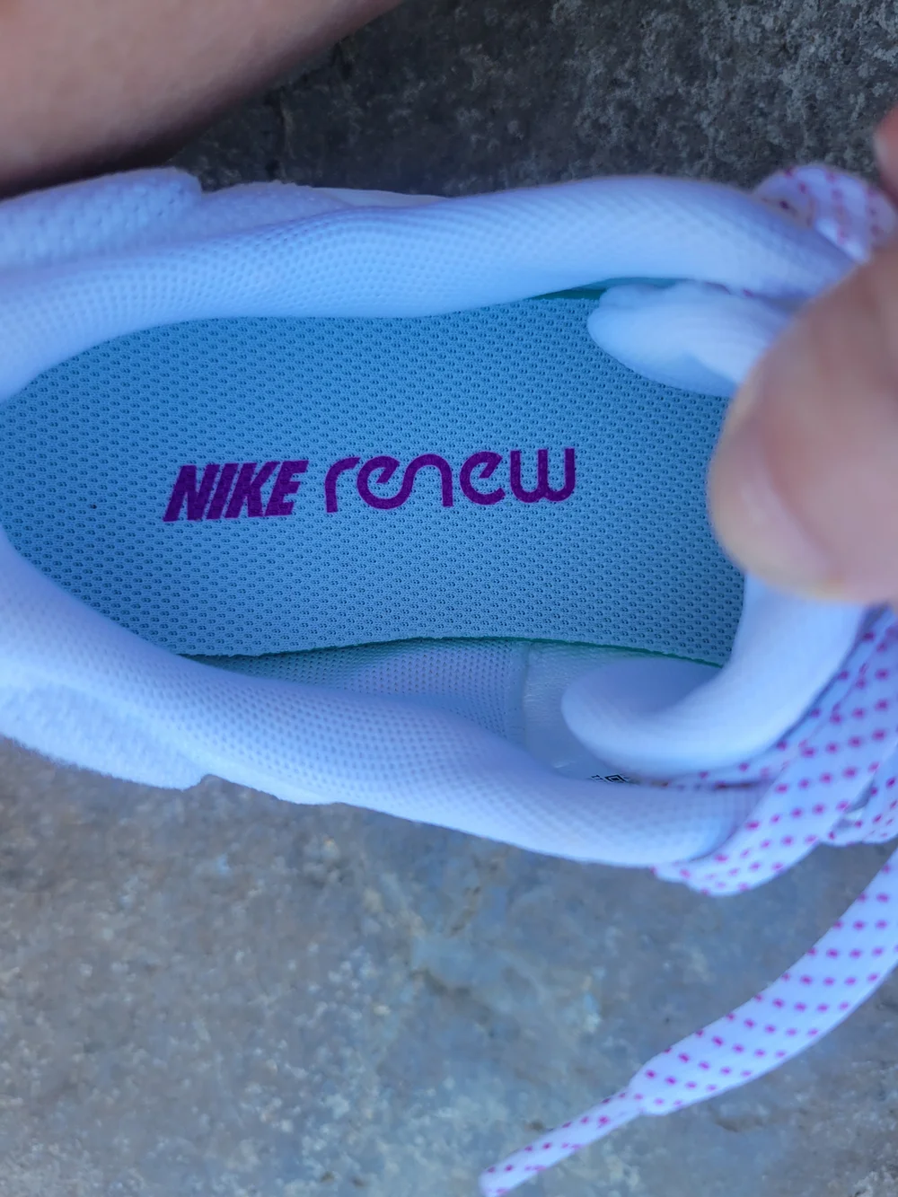Nike Women’s White Running Shoes with Purple Accent like brand new - Picture 4 of 4